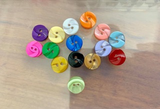 Nút sơmi nữ có 2 lỗ size 13mm.