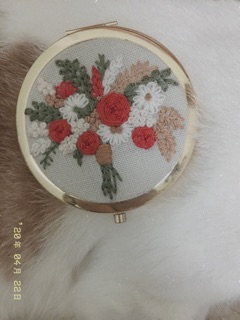 Gương thêu tay handmade