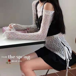 Set áo corset đen và áo ren trắng phong cách trẻ trung cá tính