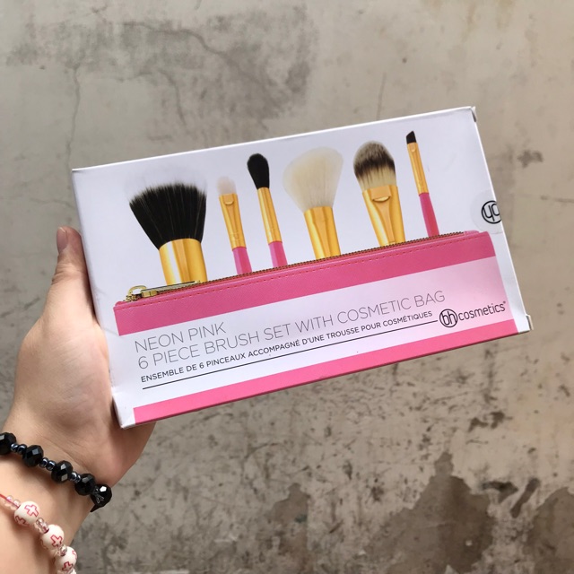 BỘ CỌ NEON PINK 6 PIECE BRUSH SET WITH COSMETIC BAG.