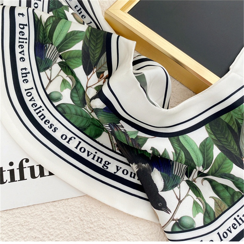 Khăn Choàng Cổ Satin In Họa Tiết Tam Giác