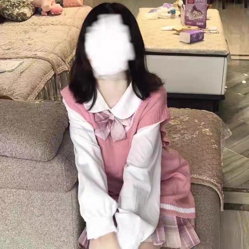 Áo gile 3 màu thêu hình sanrio