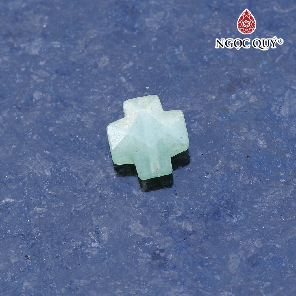Mặt dây chuyền thánh giá xỏ ngang TA dâu xanh - Ngọc Qúy