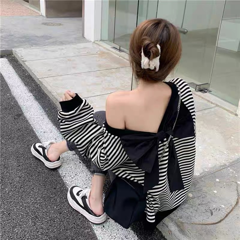 SWEATER SỌC ĐEN PHỐI NƠ TO MẶC ĐƯỢC 2 KIỂU PHONG CÁCH HÀN QUỐC