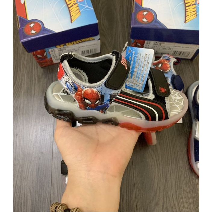 Sandal siêu nhân bé trai có đèn Marvel hai màu