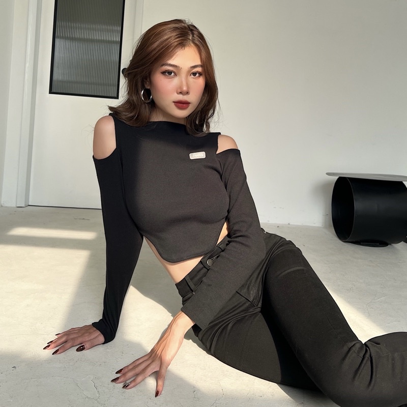 Áo croptop nữ khoét eo logo TOPTIFY dài tay cut out vai Theodora Top AC234