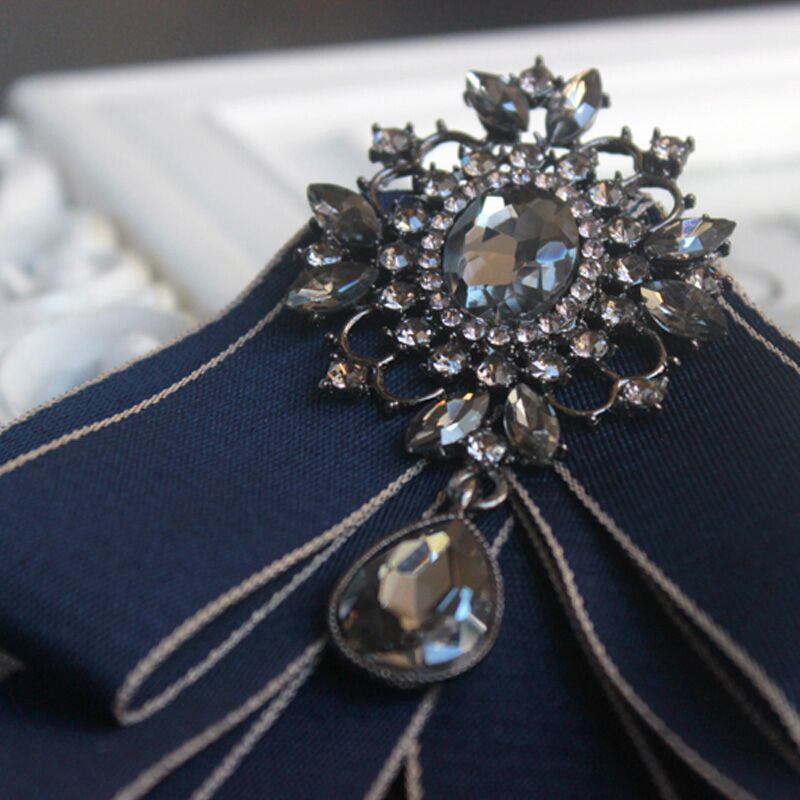 Nơ đeo cổ áo hoạ tiết hoa đính đá thanh lịch