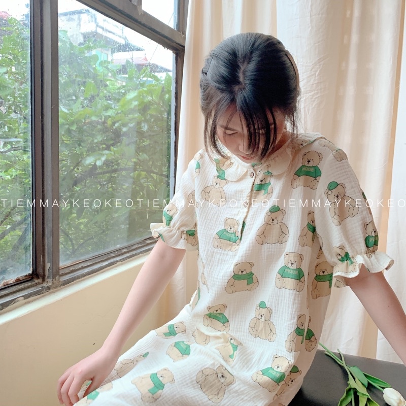 Váy ngủ nữ cổ bèo xô muslin cao cấp họa tiết gấu teddy bear xanh lá đáng yêu - freesize- Tiemmaykeokeo -Ảnh shop chụp