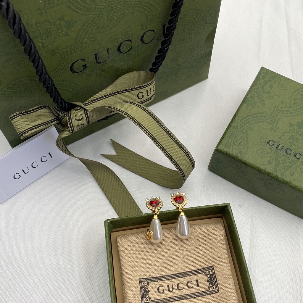 Khuyên tai GG đính hạt ngọc trai và chữ mới