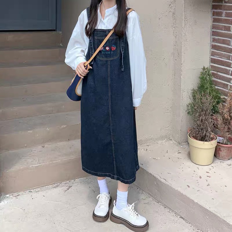 Set váy Yếm jeans thêu dâu tây dáng dài form rộng dày dặn và áo sơ mi trắng dài tay phong cách vintage