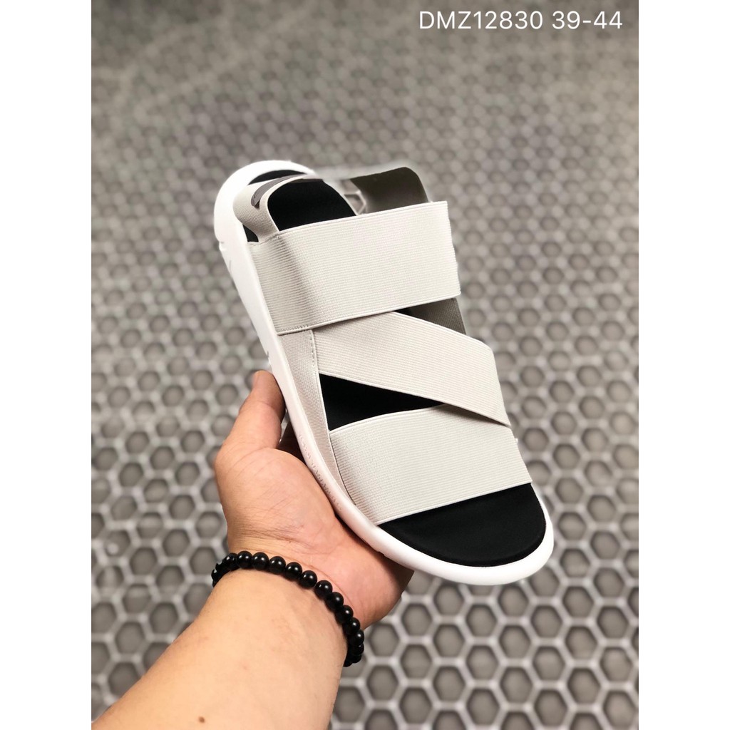 Y3 sandals are on the market. Another masterpiece of Uncle Yamamoto is novel in style and unique in design. Regardless of its thick sole, it is very light to walk, non-slip, and very comfortable on the feet. The heel is elastic with velcro. It is a m