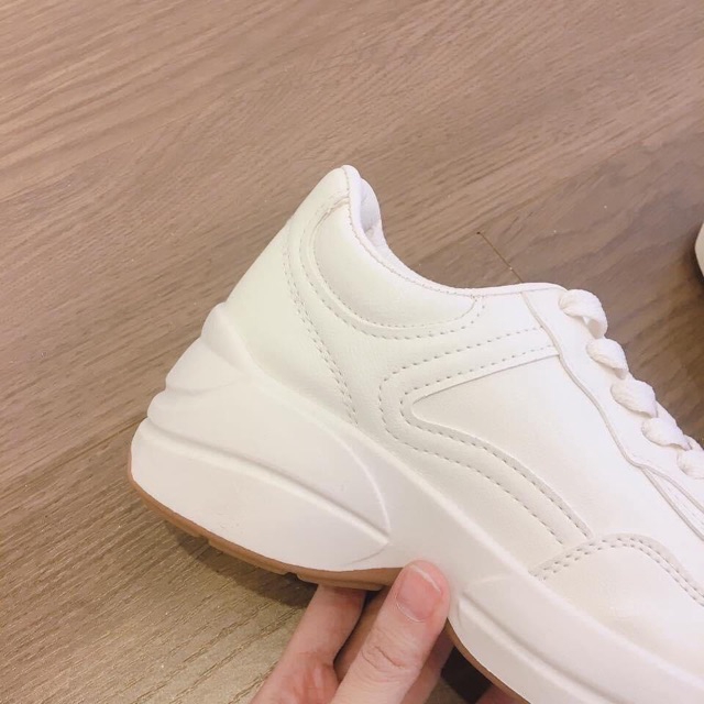 GIÀY THỂ THAO SNEAKER MÀU KEM ĐỘN ĐẾ CAO ĐẾ NÂU VÂN SAO | BigBuy360 - bigbuy360.vn