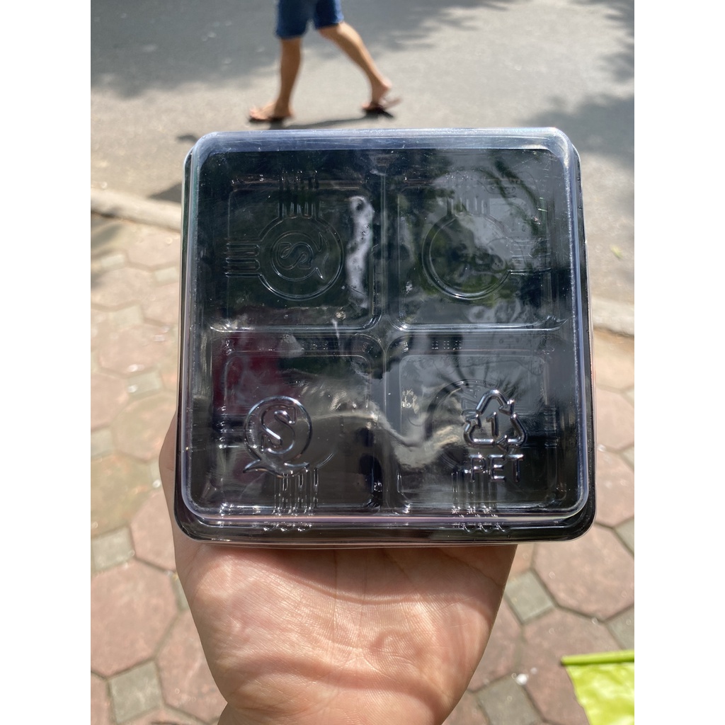 100 Hộp Nhựa 4 Ngăn Đế Đen FG134 Đựng Bánh 50gr - 75gr