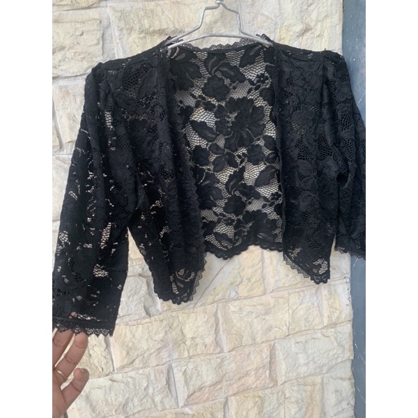 Áo ren khoác ren lửng ngoài váy