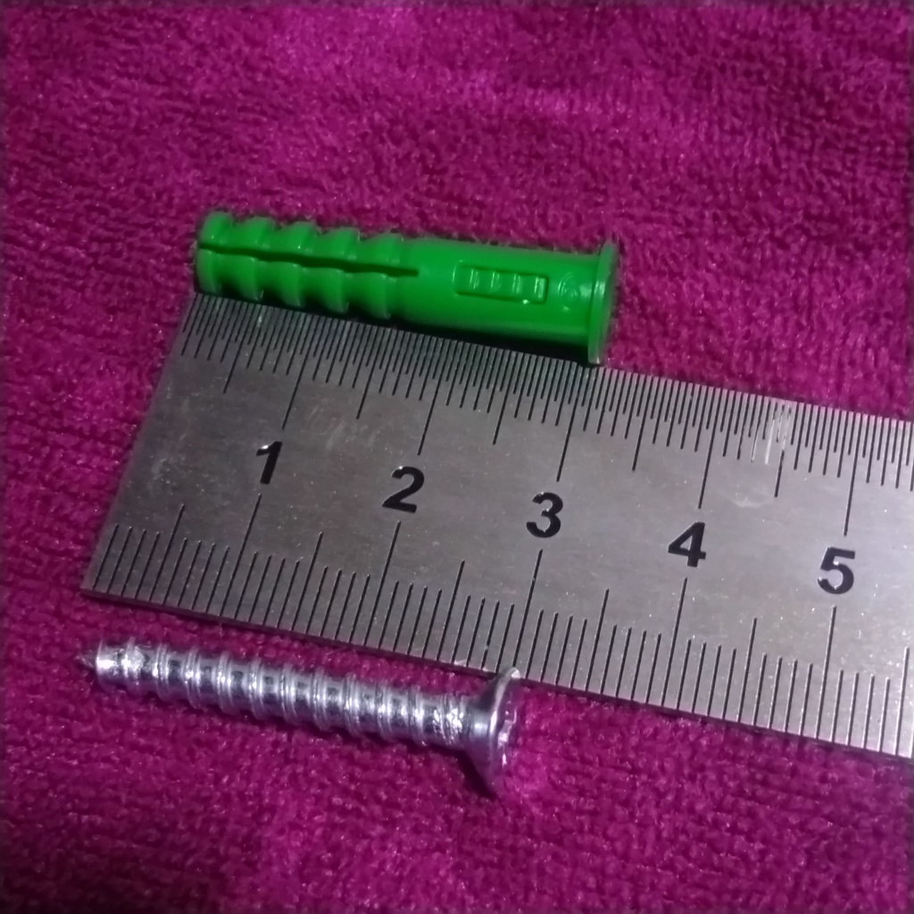 Một bộ gồm 100 Tắc kê 06 mm + 100 Vít 42 mm x 30 mm+ 1 mũi khoan bê tông 06 mm chuôi thẳng.