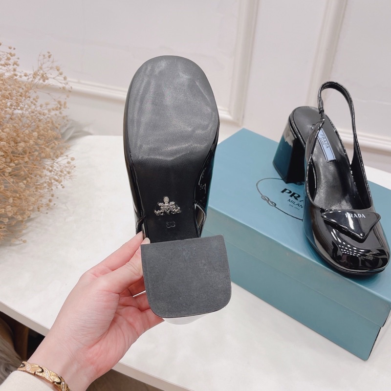 Sandal quai hậu ngang mũi tròn Prada đế dập