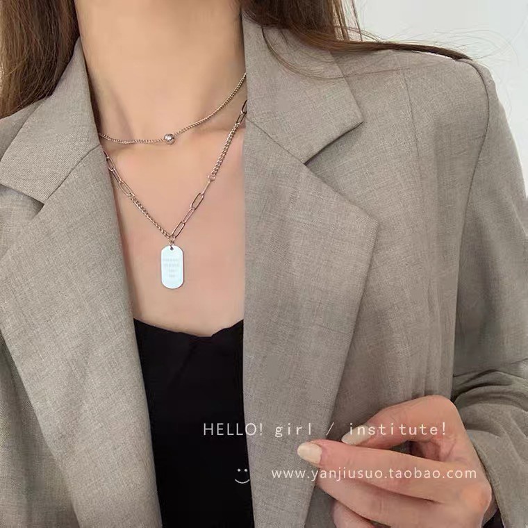 Vòng cổ hai lớp kiểu chuỗi xích dài thích hợp phối cùng áo len cổ lọ