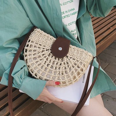 Túi cói bán nguyệt đeo chéo nắp da - Hoa văn lưới nhện - phong cách Vintage