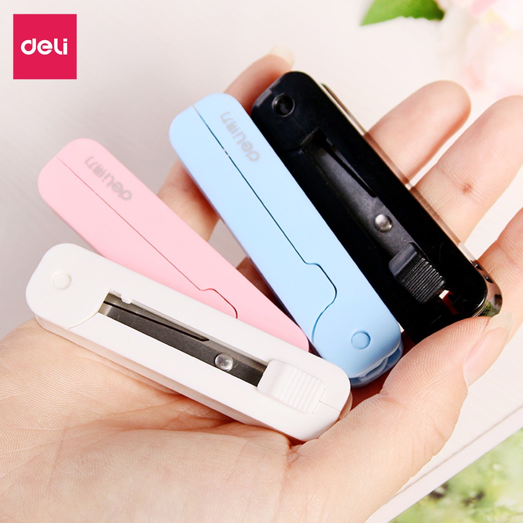 Kéo mini bỏ túi đa năng Deli - Dạng bút có thể thu gọn, an toàn - Màu pastel đáng yêu - Lưỡi cacbon sắc, không gỉ - 6072