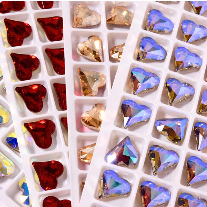 2 viên đá pha lê dạng khối, hình trái tim