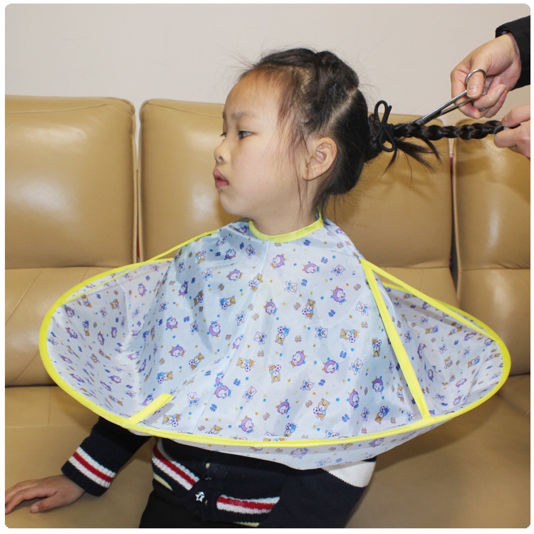 Áo choàng cắt tóc cho bé giúp bé không bị dính tóc lên người LAKIDS