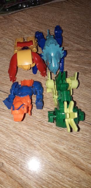 Một mô hình khủng long và xe lắp ráp biến thành robot