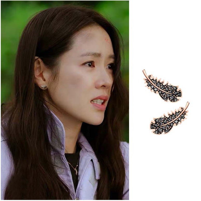 Hoa tai lông vũ đen Son Ye Jin