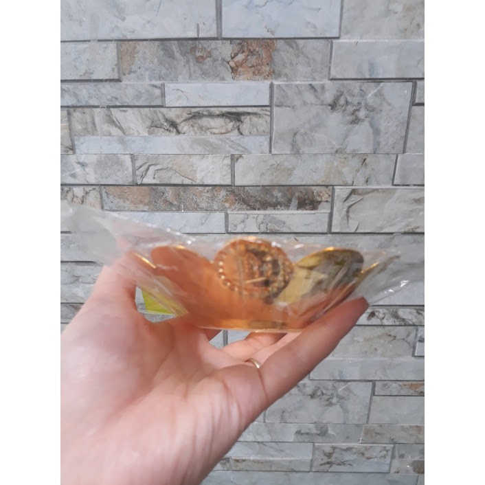 Vòng hoa đặt trên lư hương