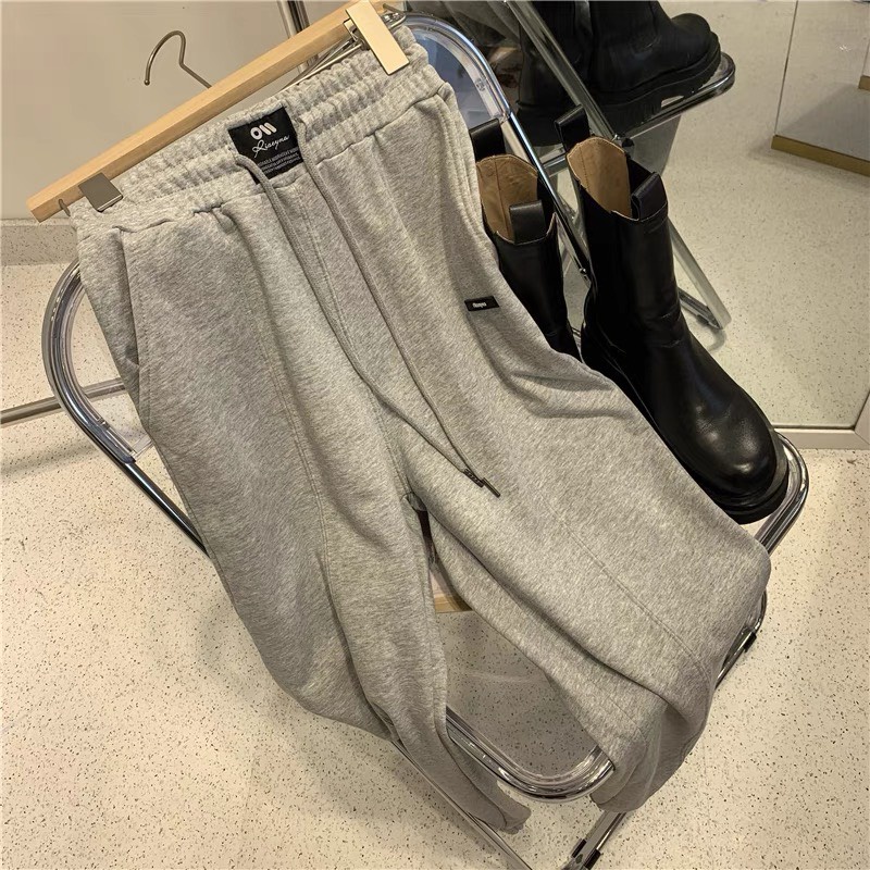 Quần Jogger Gắn Logo Quần Dài Chât Thun Đẹp Không Xù Phong Cách Hàn Quốc Unisex Nam Nữ