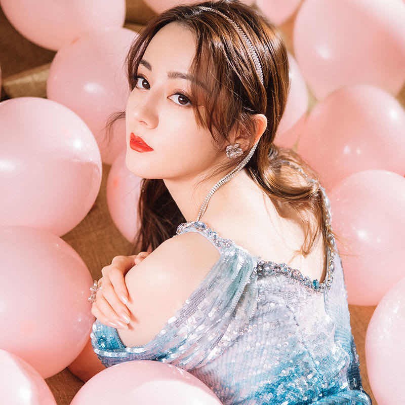 Cài tóc đính đá phối tua rua thiết kế đơn giản