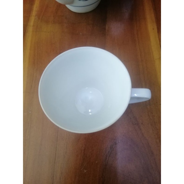 Tách sứ Nhật có hoa văn.