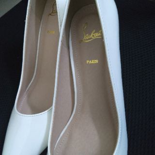 Giày Louboutin trắng 11p