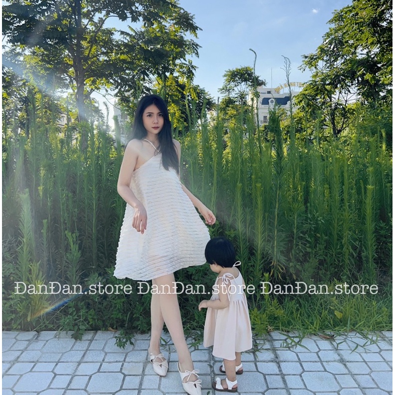 Váy cổ yếm xuông cho mẹ và váy hai dây cho bé