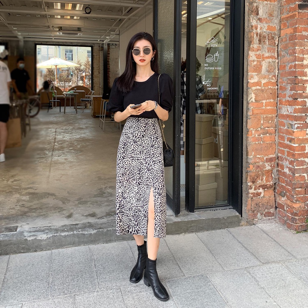 Chân váy lưng cao thiết kế xẻ tà họa tiết da báo quyến rũ thời trang