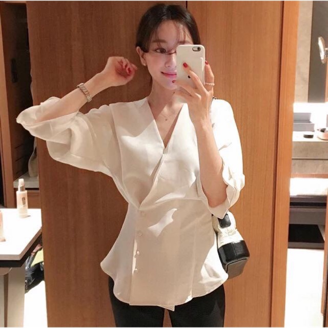 Áo trắng cổ V xuất Hàn