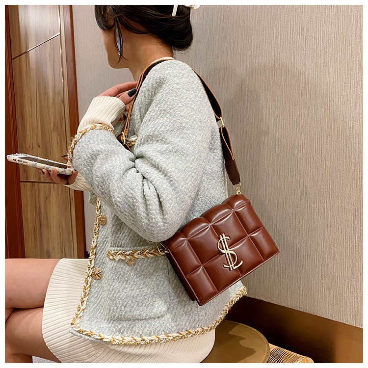Túi xách nữ có dây đeo chéo quai to bản đính chữ 19x14x6