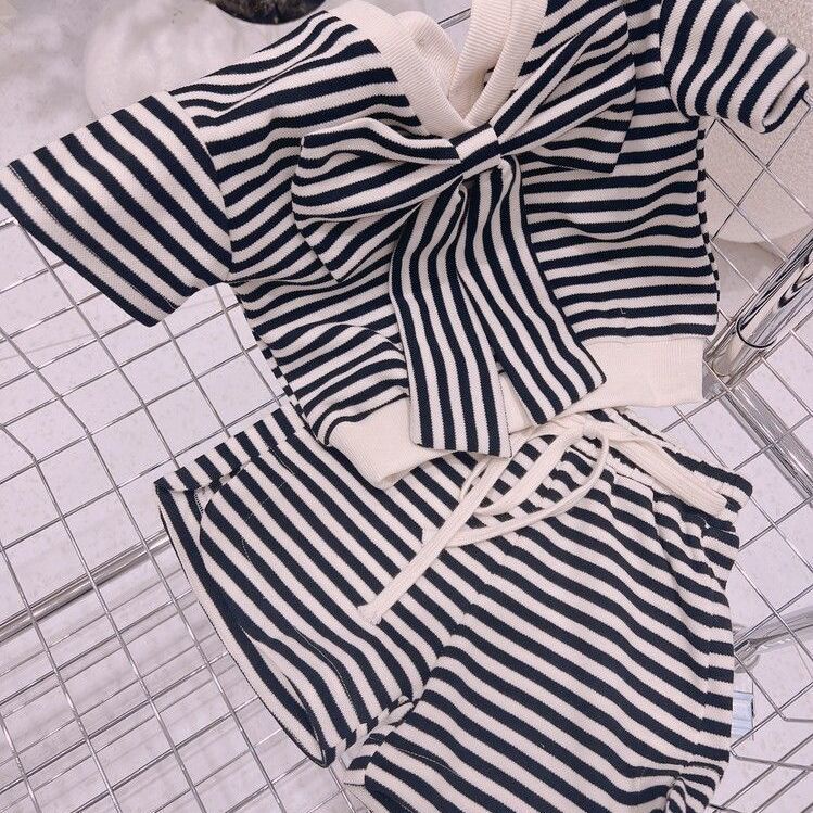 Set Áo Thun Ngắn Tay Cổ Chữ v Và Quần Short Ống Rộng Họa Tiết Kẻ Sọc Phong Cách Hàn Quốc Thời Trang Mùa Hè Cho Bé Gái
