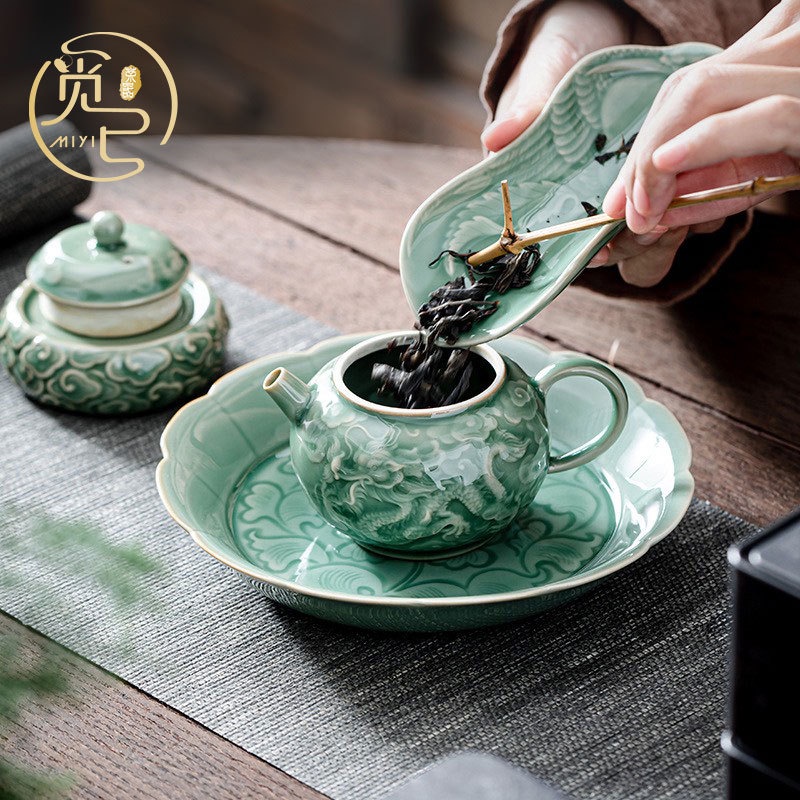 Ấm Sứ Cảnh Đức Long Phụng Xum Vầy Họa Tiết Khắc Chìm