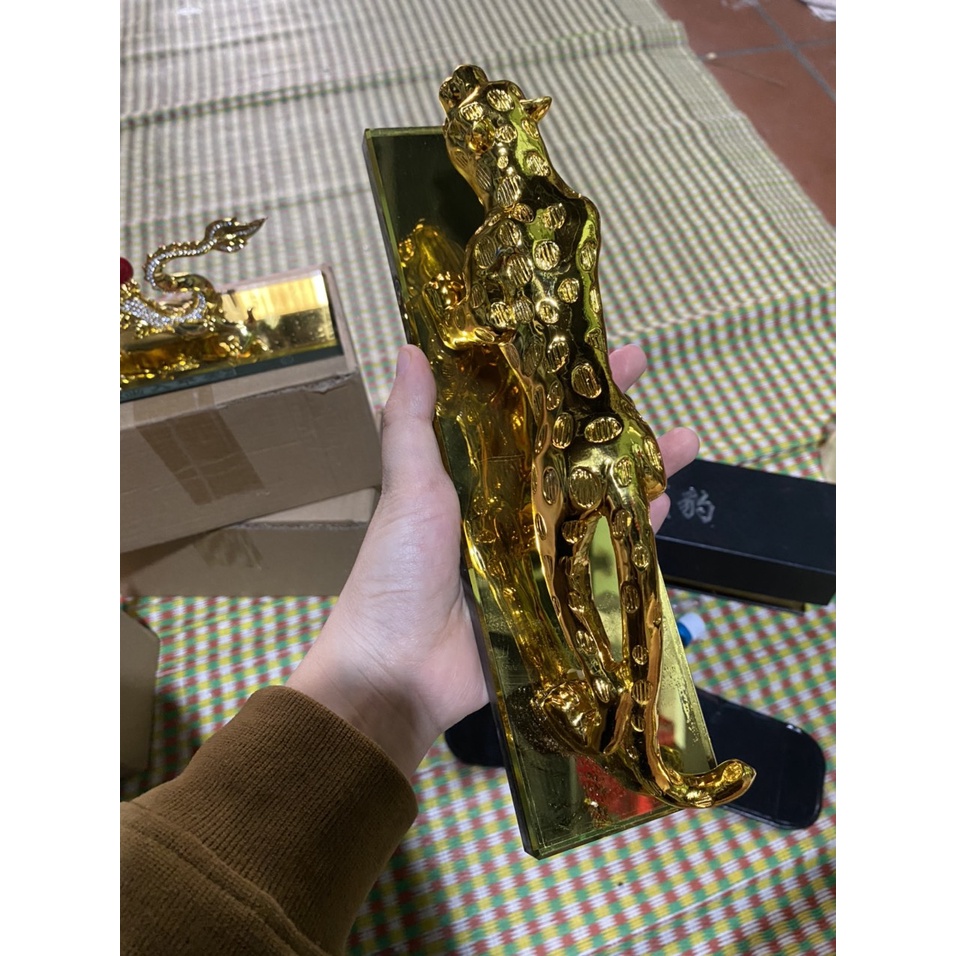 (loại to cầm nặng tay) Tượng hổ kim tiền mạ vàng để trên ô tô hay để bàn làm việc văn phòng