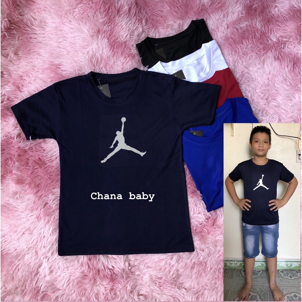 Áo thun trơn cộc tay cho bé trai, bé gái, kiểu dáng ép logo phản quang cậu bé bóng rổ chất thun lạnh size từ 15-50kg