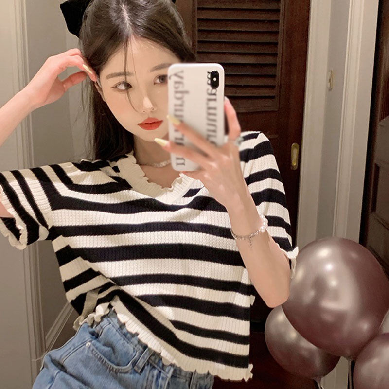 Áo Dệt Kim Ngắn Tay Cổ Chữ V Form Ôm Họa Tiết Kẻ Sọc