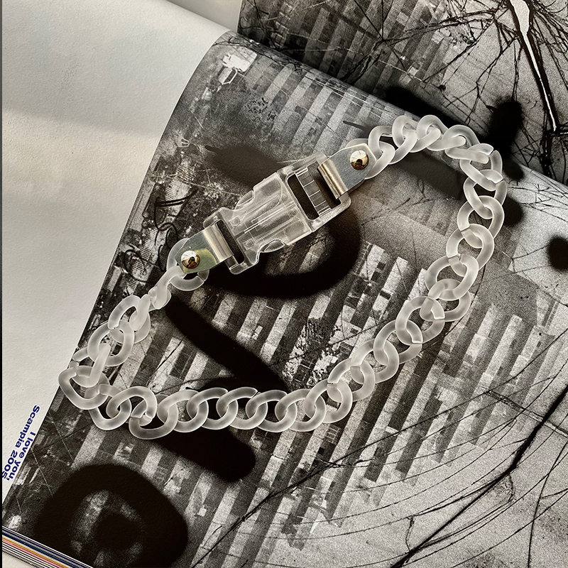 Vòng Đeo Tay Trong Suốt Phối Khóa Kim Loại Cá Tính