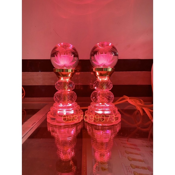 Một đôi đèn thờ pha lê châu tròn khắc hoa sen