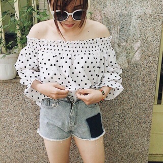 Áo bẹt vai chấm bi