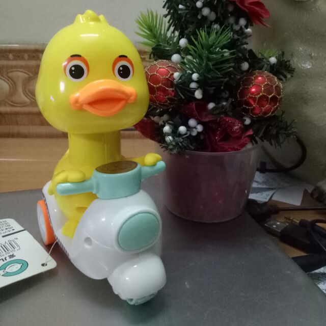 Đồ chơi chú vịt lái xe