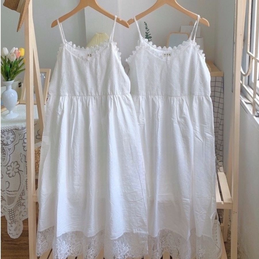 Váy 2 dây trắng trơn đi biển đi chơi viền ren form babydoll xoè độc lạ. Đầm babydoll 2 dây cổ tim thô đũi viền ren.