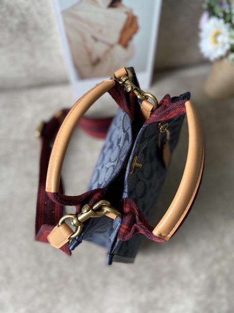 TÚI COACH TOTE 22 CHAMBRAY 3663