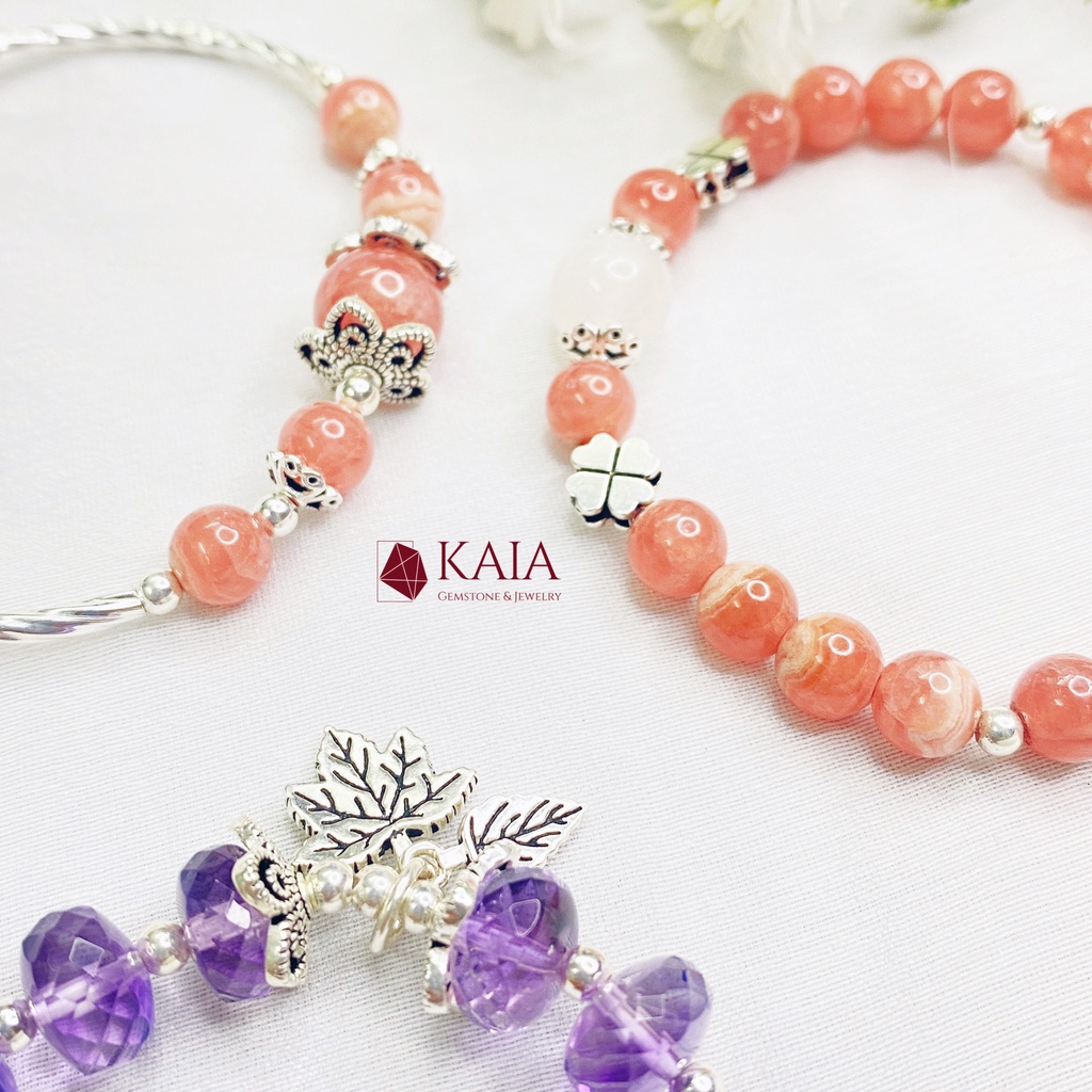 Vòng tay phong thủy Rhodochrosite mix charm cỏ 4 lá, trái tim tình yêu - KAIA