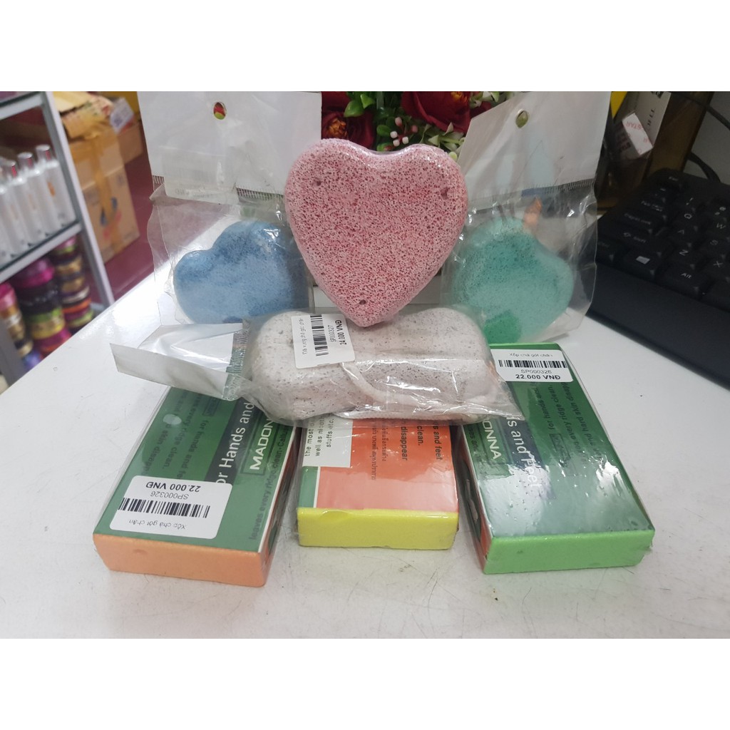 Đá và xốp chà gót chân.