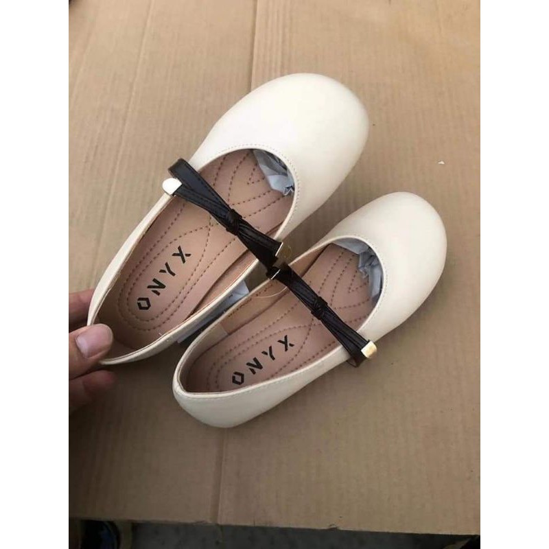 Giày xuất cho bé